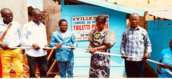 Isiro/Commune Mendambo: Marie NIKOSI dote le troisième marché de Mendambo d’une toilette publique
